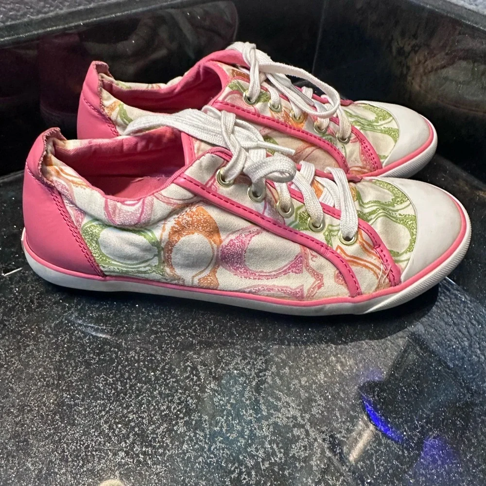 Coach Barrett Low Top Poppy Signature C Pattern in Pink size 9